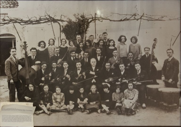 Goro, Teatro Comunale R. Ricci, immagine storica dell'orchestra di Goro esposta nel foyer (Foto Andrea Scardova, IBC), 2014